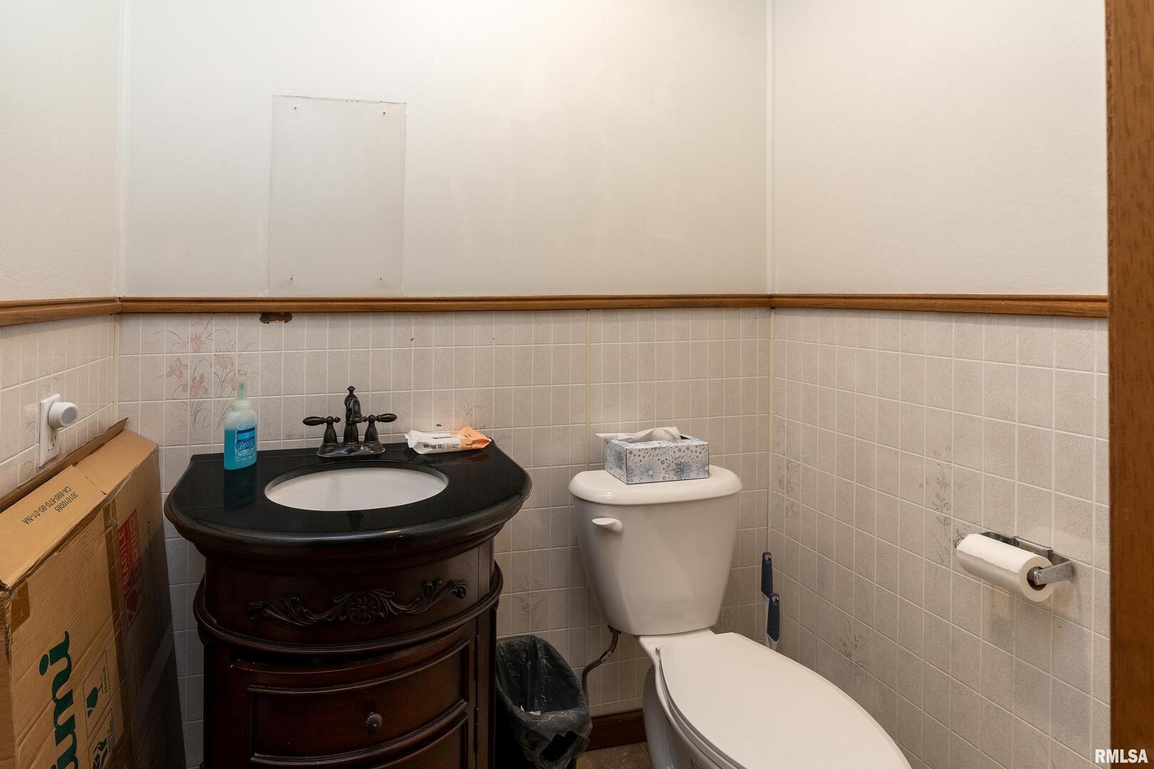 10543 Highway 149 Murphysboro, IL 62966 - Photo 41 of 54 a bathroom with a toilet a sink and a mirror