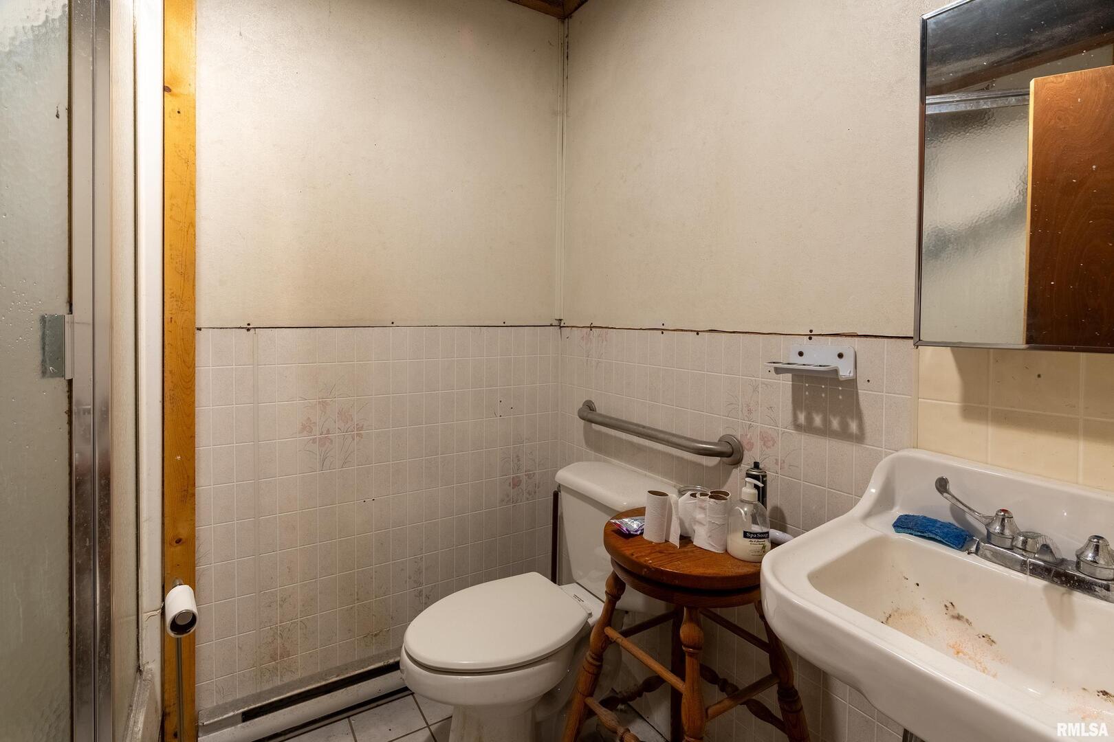 10543 Highway 149 Murphysboro, IL 62966 - Photo 46 of 54 a bathroom with a sink and a toilet