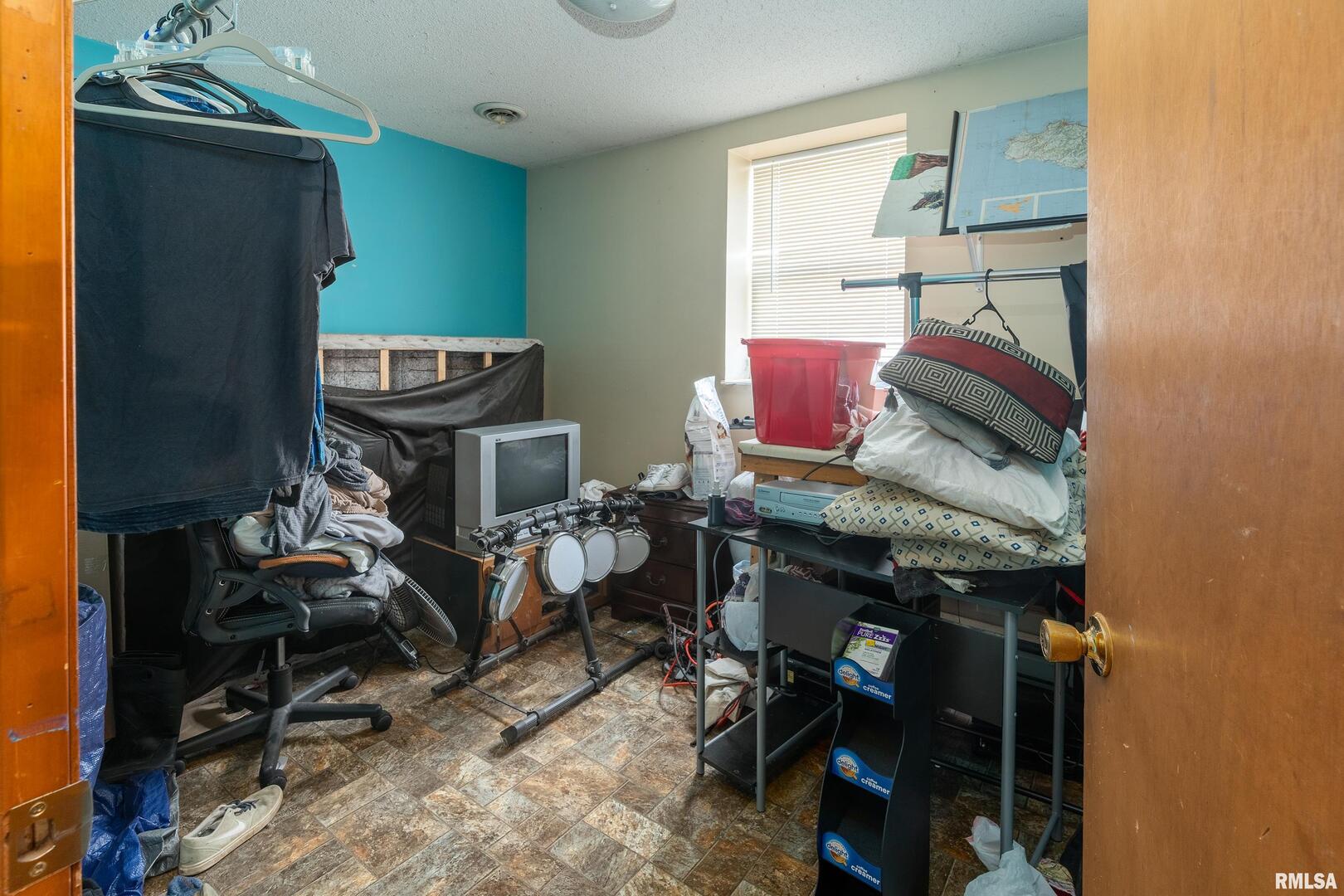 10543 Highway 149 Murphysboro, IL 62966 - Photo 47 of 54 a room with musical instruments