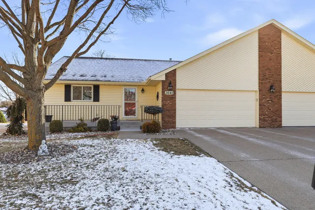$284,000 | 3041 55th St Drive, Moline, IL 61265