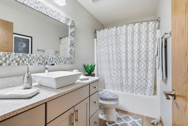 $284,000 | 3041 55th St Drive, Moline, IL 61265