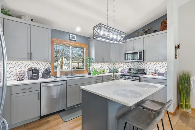 $284,000 | 3041 55th St Drive, Moline, IL 61265