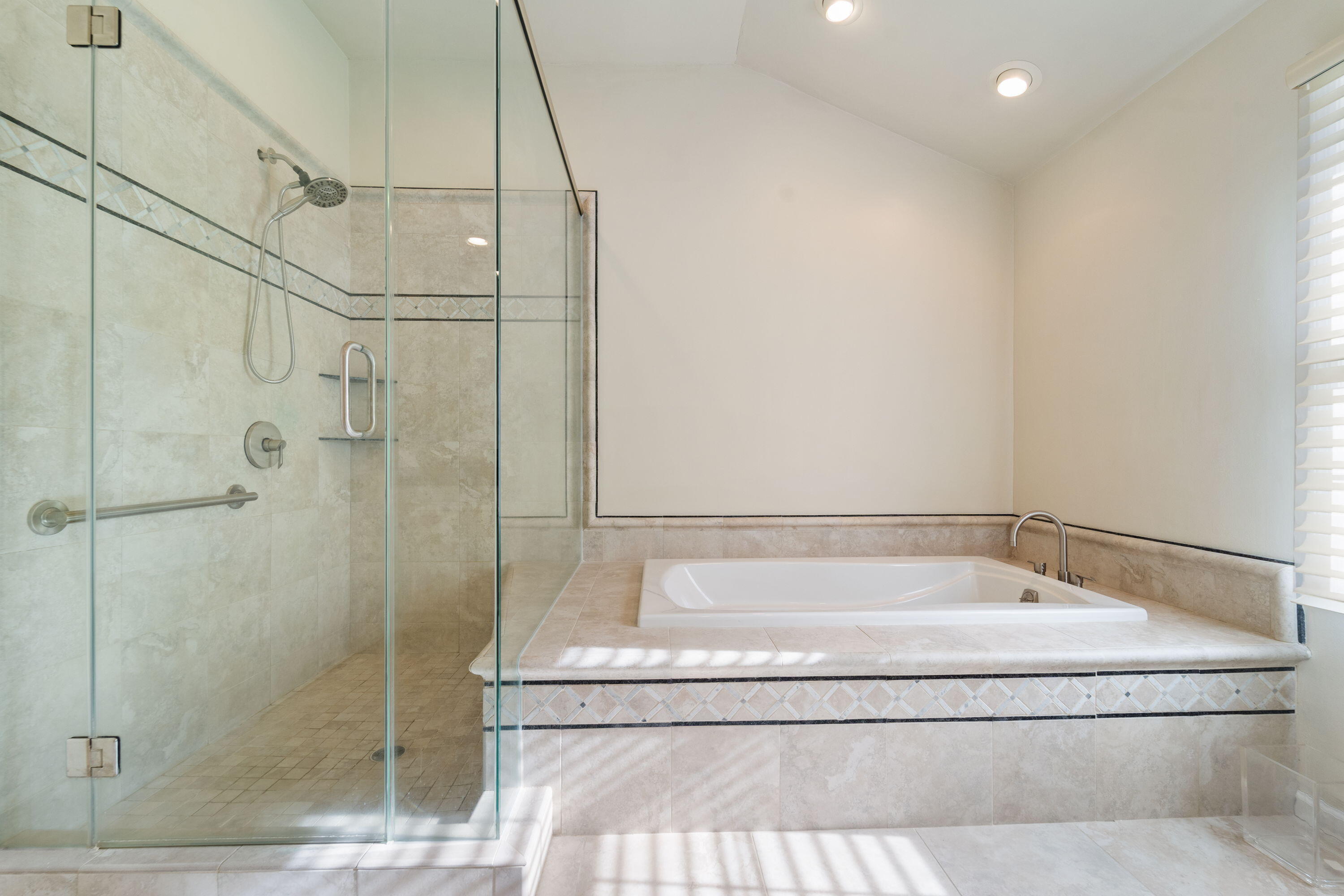 9840 North Otto Road Mequon, WI 53092 - Photo 24 of 45 Primary Tub & Shower
