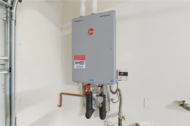 a view of livingroom with furniture