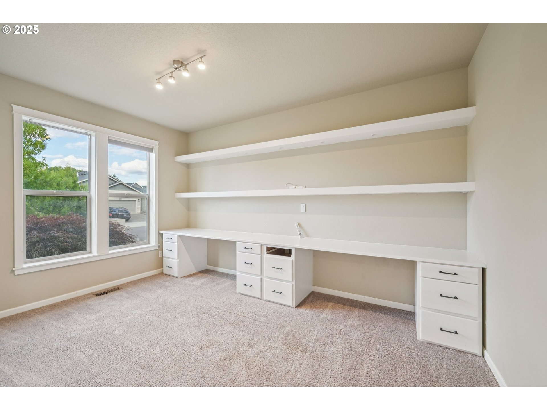 2174 A Street Hubbard, OR 97032 - Photo 9 of 30 a room with a furniture and a window