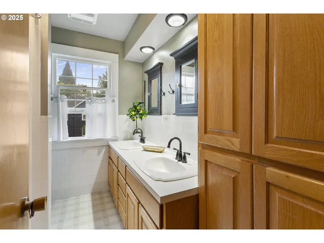 $924,900 | 803 North Main Avenue, Ridgefield, WA 98642