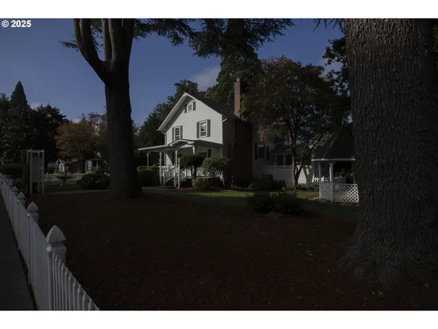 $924,900 | 803 North Main Avenue, Ridgefield, WA 98642