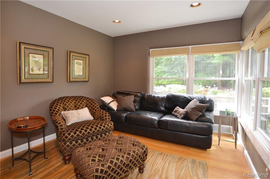 3211 Greentree Road Bloomfield Hills, MI 48304 - Photo 10 of 36 Light & Bright Family Room
