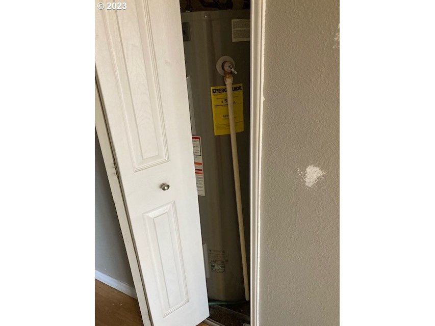 605 Southwest Nye Avenue Pendleton, OR 97801 - Photo 18 of 36 a view of a hallway