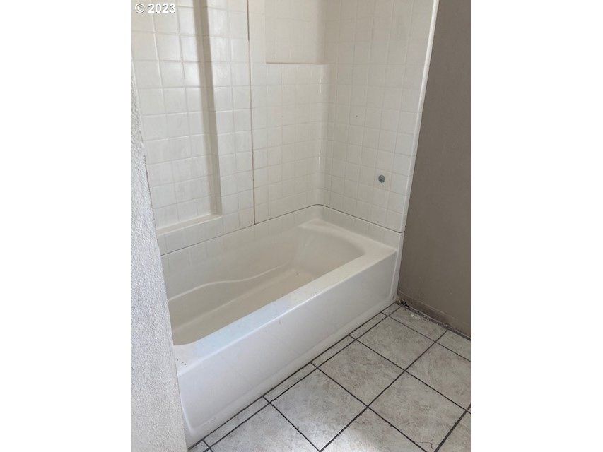 605 Southwest Nye Avenue Pendleton, OR 97801 - Photo 20 of 36 a bathroom with a bathtub and shower