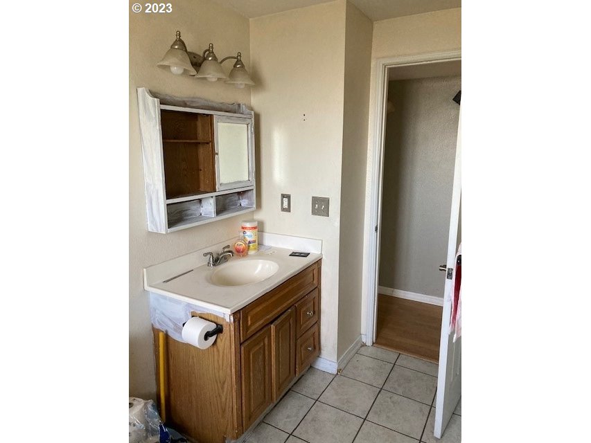 605 Southwest Nye Avenue Pendleton, OR 97801 - Photo 21 of 36 a utility room with sink dryer and washer