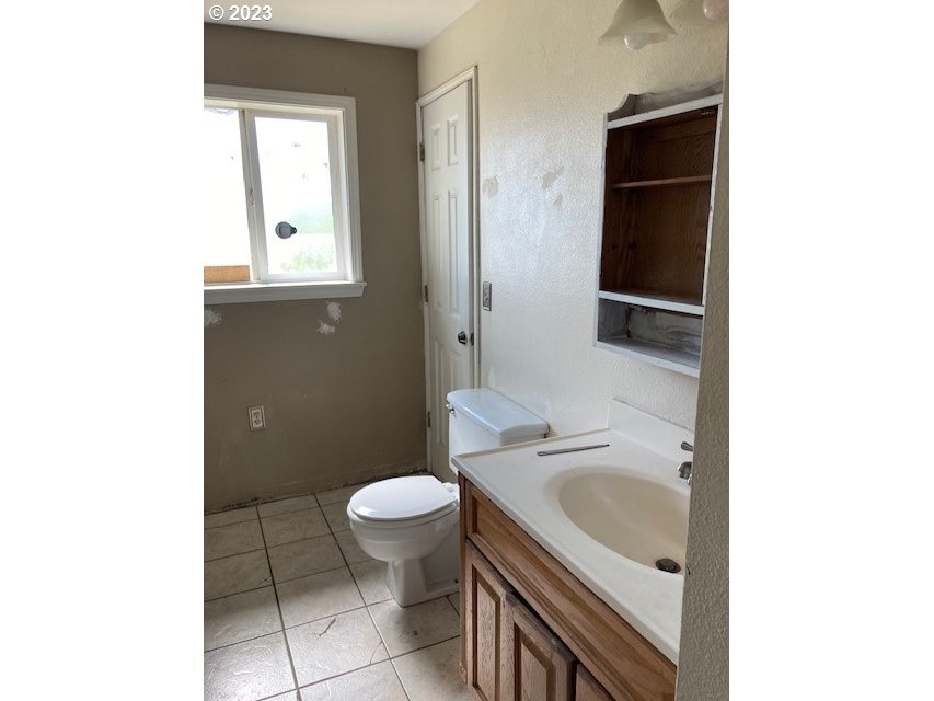 605 Southwest Nye Avenue Pendleton, OR 97801 - Photo 22 of 36 a bathroom with a sink toilet and shower