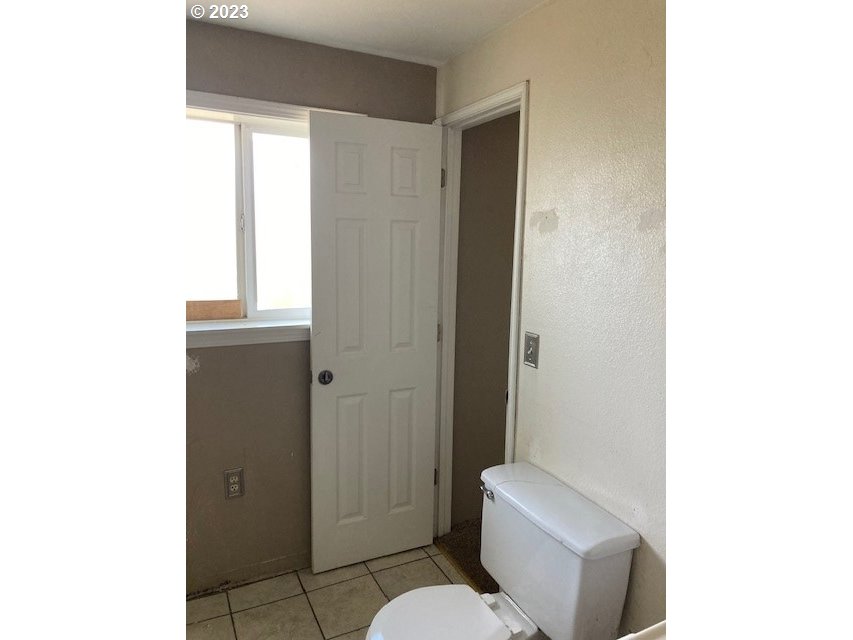 605 Southwest Nye Avenue Pendleton, OR 97801 - Photo 23 of 36 a bathroom with a toilet