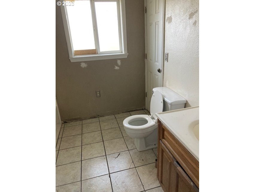 605 Southwest Nye Avenue Pendleton, OR 97801 - Photo 24 of 36 a bathroom with a toilet a sink and a window