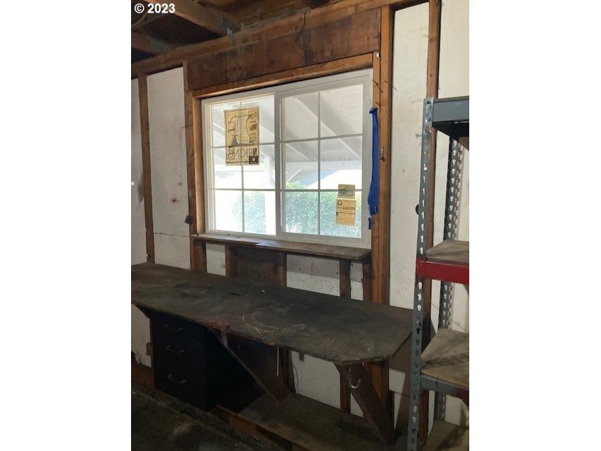 605 Southwest Nye Avenue Pendleton, OR 97801 - Photo 27 of 36 a dining room with furniture and window