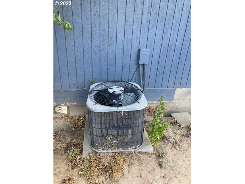 605 Southwest Nye Avenue Pendleton, OR 97801 - Photo 30 of 36 a room with a fireplace and lots of green walls