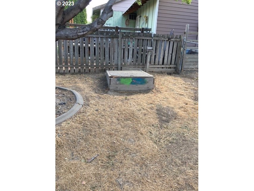 605 Southwest Nye Avenue Pendleton, OR 97801 - Photo 31 of 36 a backyard of a house with a bench