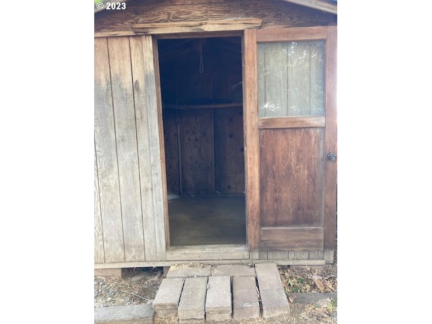 605 Southwest Nye Avenue Pendleton, OR 97801 - Photo 34 of 36 a view of a door in the house
