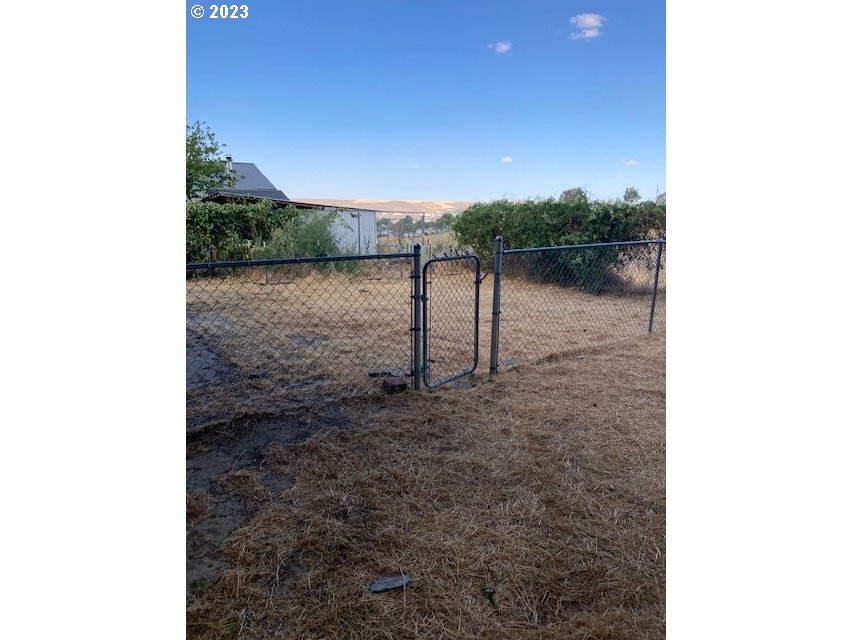 605 Southwest Nye Avenue Pendleton, OR 97801 - Photo 35 of 36 a view of a backyard