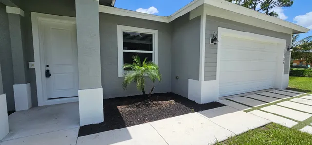 a view of an entryway of the house