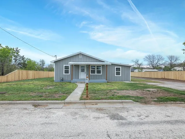 $225,000 | 107 East Riley Street, Bowie, TX 76230