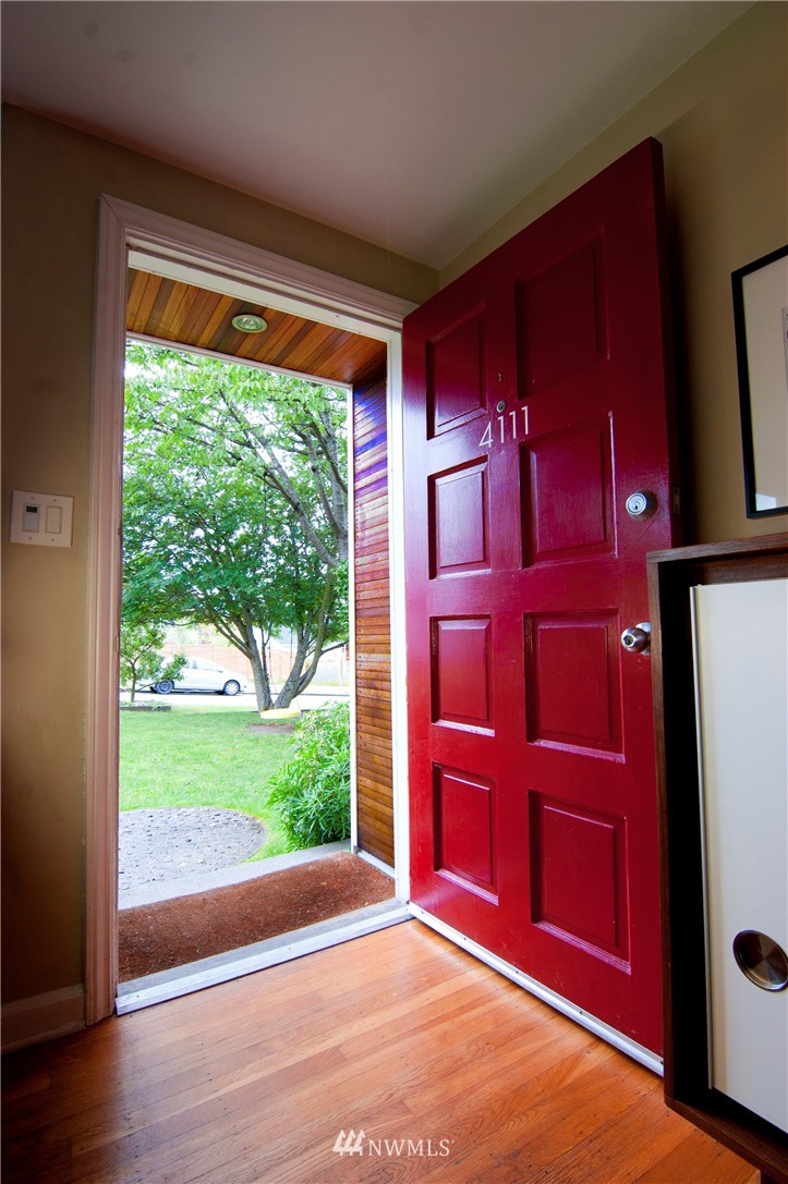 4111 37th Avenue Southwest Seattle, WA 98126 - Photo 2 of 19 Gallery Image 2