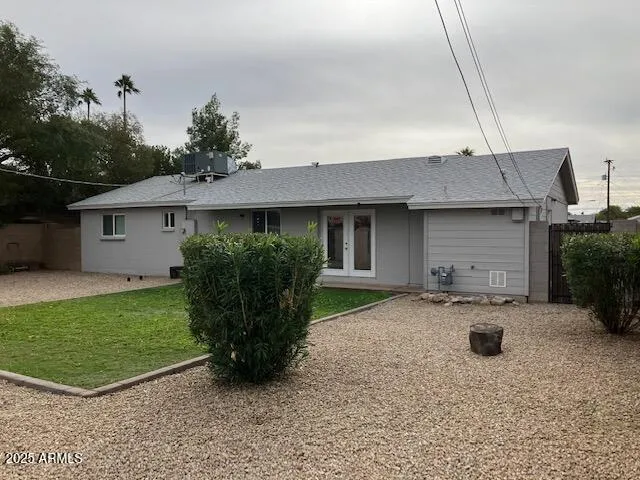 a view of a house with backyard and garden