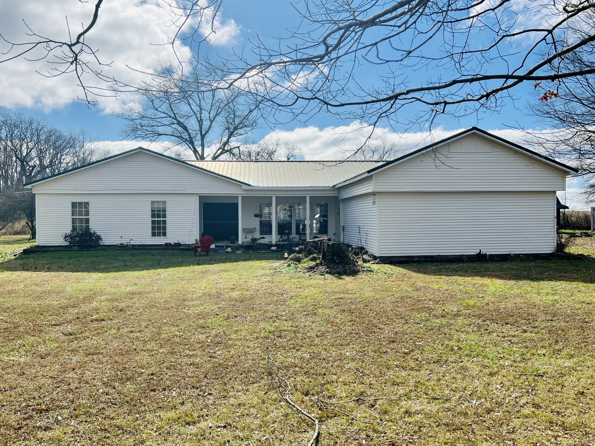 1097 Kennedy Road Manchester, TN 37355 - Photo 2 of 20 a front view of a house with a yard