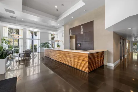 $1,995,000 | 10 Venetian Way, Unit 904, Miami Beach, FL 33139