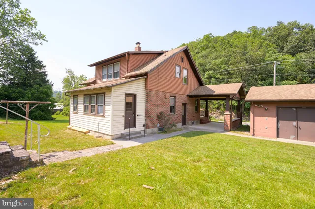 a view of a house with backyard and garden