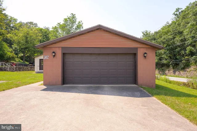 $261,500 | 14 Peer Lane, Berkeley Springs, WV 25411