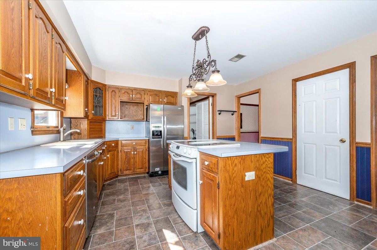 4 Shifflett Place Smithsburg, MD 21783 - Photo 24 of 57 a kitchen that has a lot of cabinets in it
