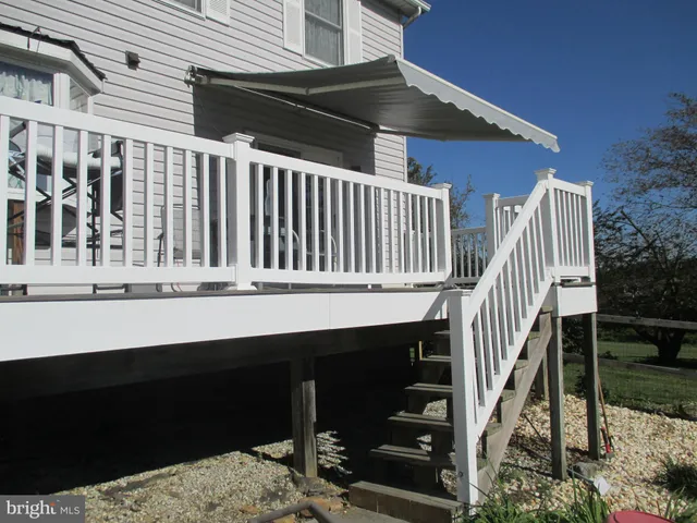 a view of yard with trees