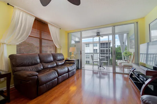 $1,900 | 2008 South Federal Highway, Unit 301, Boynton Beach, FL 33435