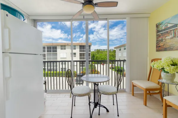 $1,900 | 2008 South Federal Highway, Unit 301, Boynton Beach, FL 33435