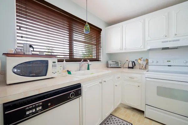 $1,900 | 2008 South Federal Highway, Unit 301, Boynton Beach, FL 33435