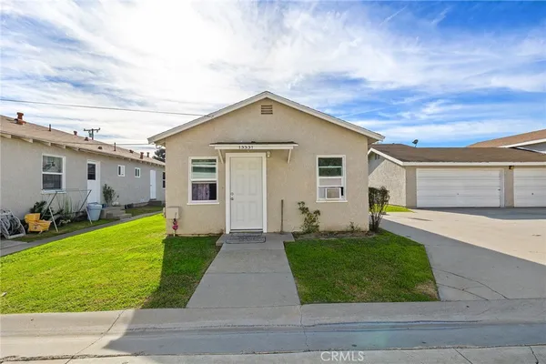 a car parked in front of white house