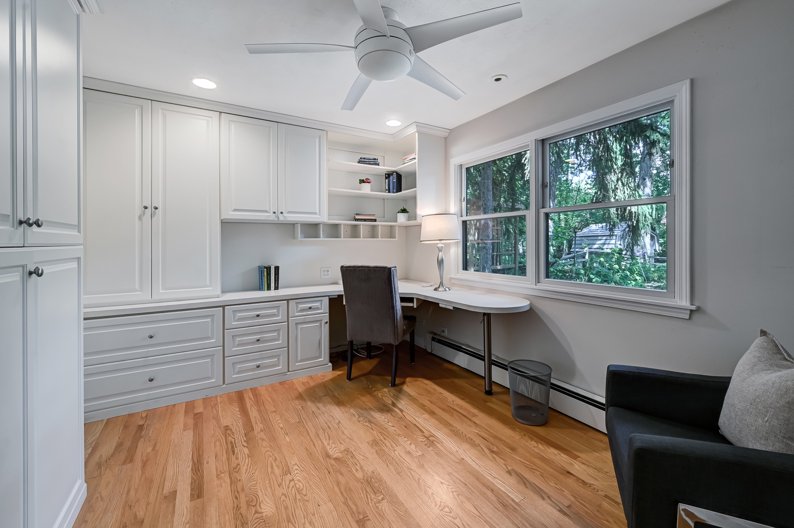 1200 Oak Hill Road Downers Grove, IL 60515 - Photo 11 of 24 a room with a workspace