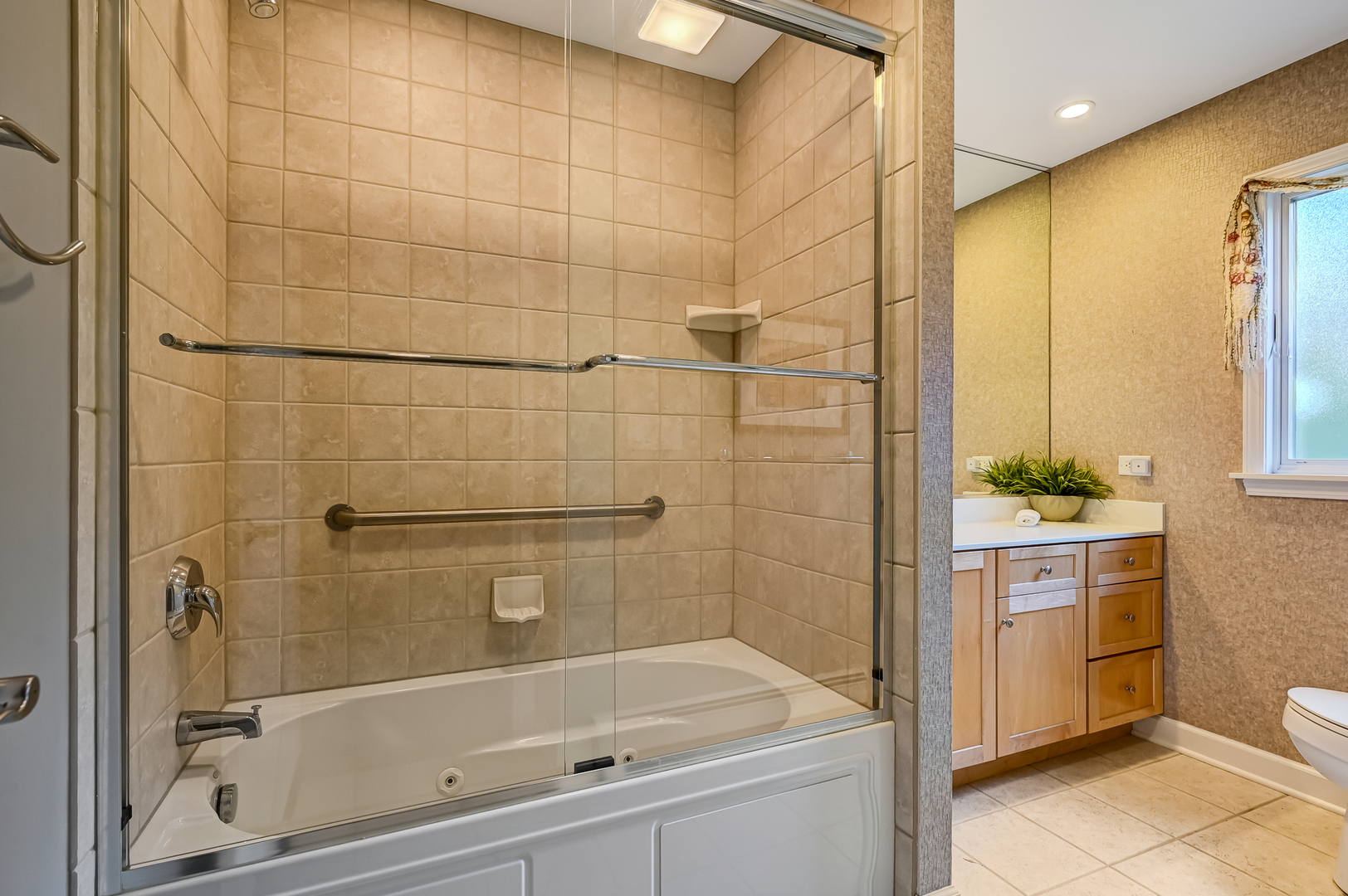 1200 Oak Hill Road Downers Grove, IL 60515 - Photo 18 of 24 a bathroom with a bathtub and a sink