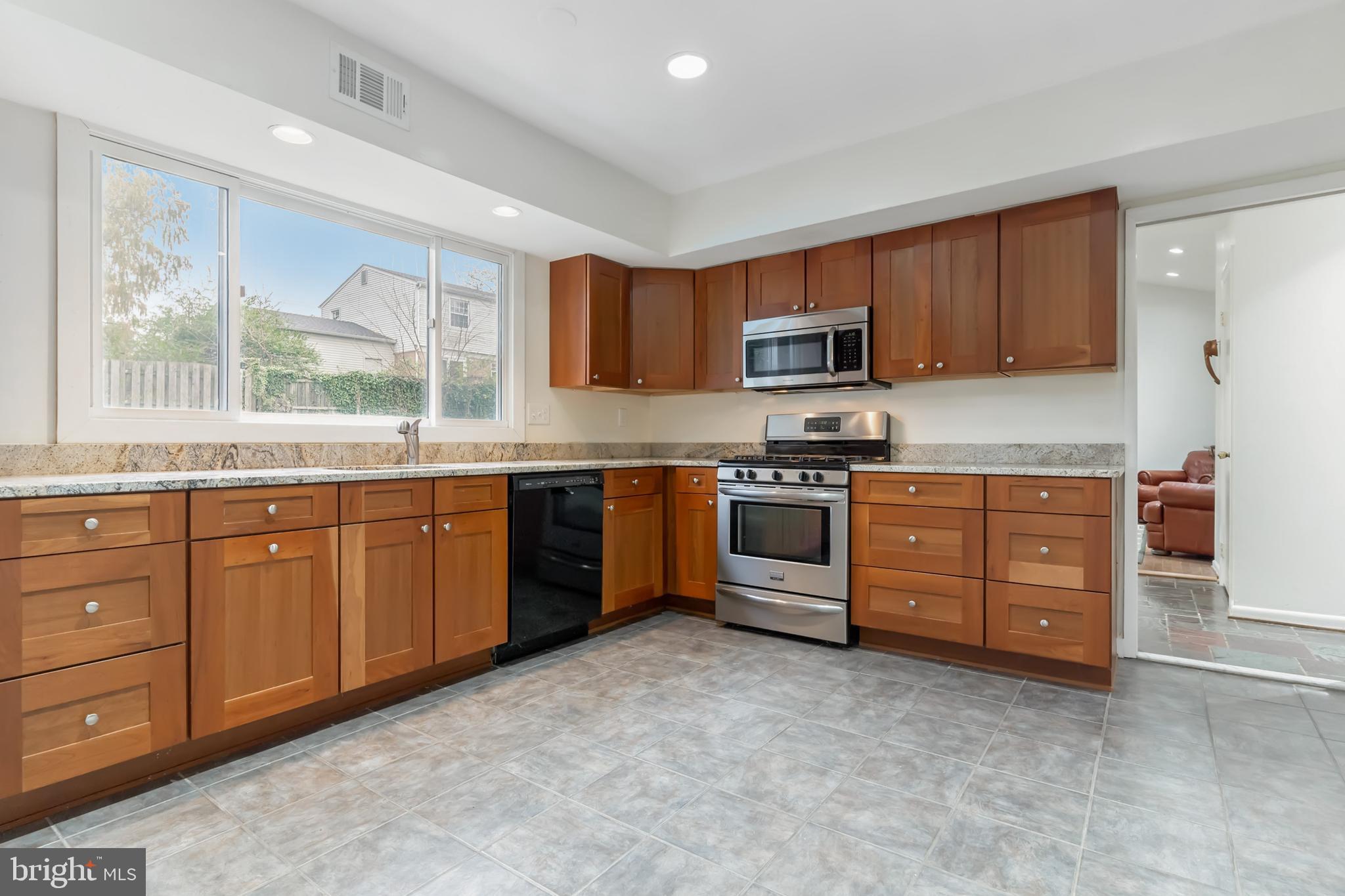 11810 Milbern Drive Potomac, MD 20854 - Photo 12 of 36