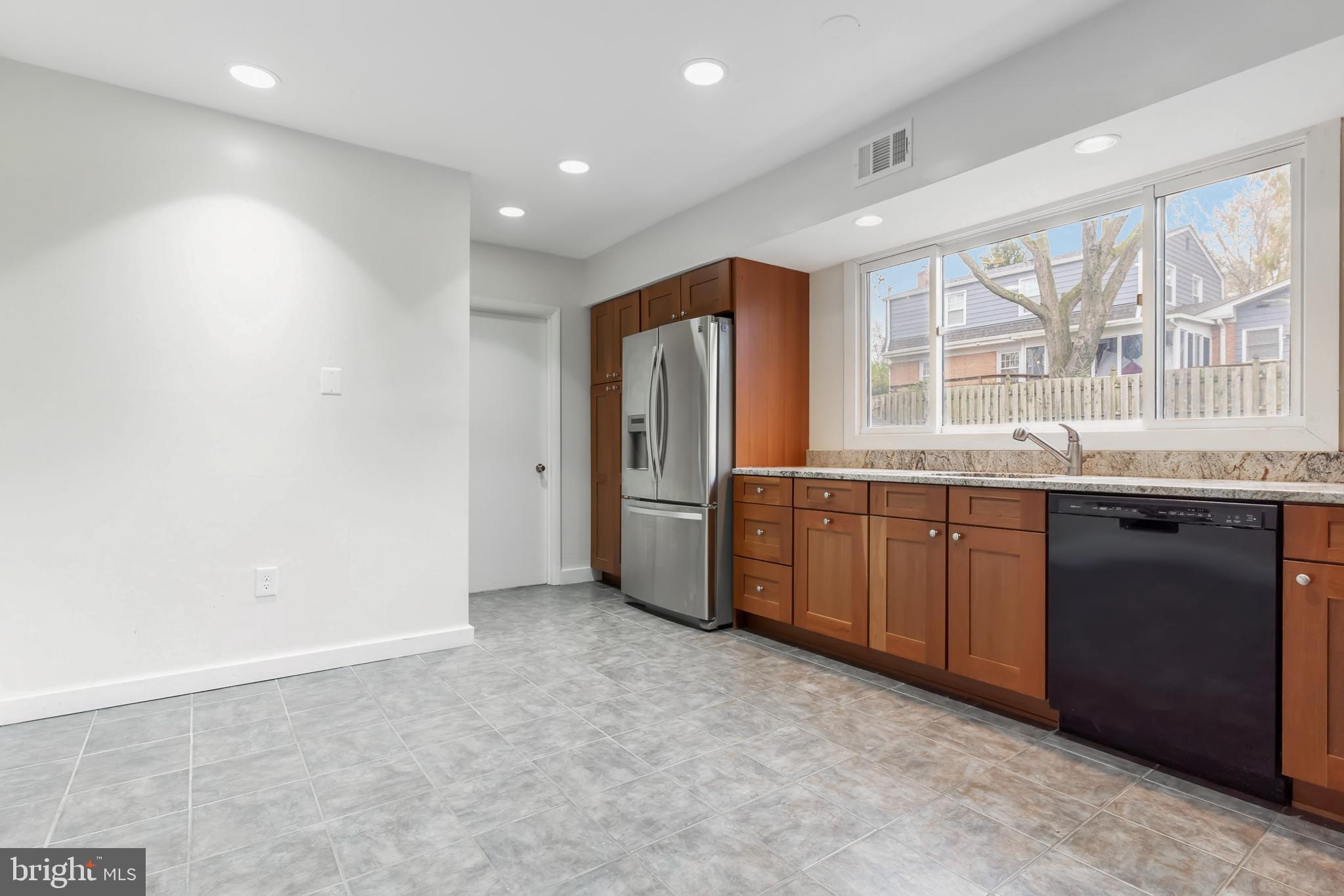 11810 Milbern Drive Potomac, MD 20854 - Photo 14 of 36 Eat-in Kitchen