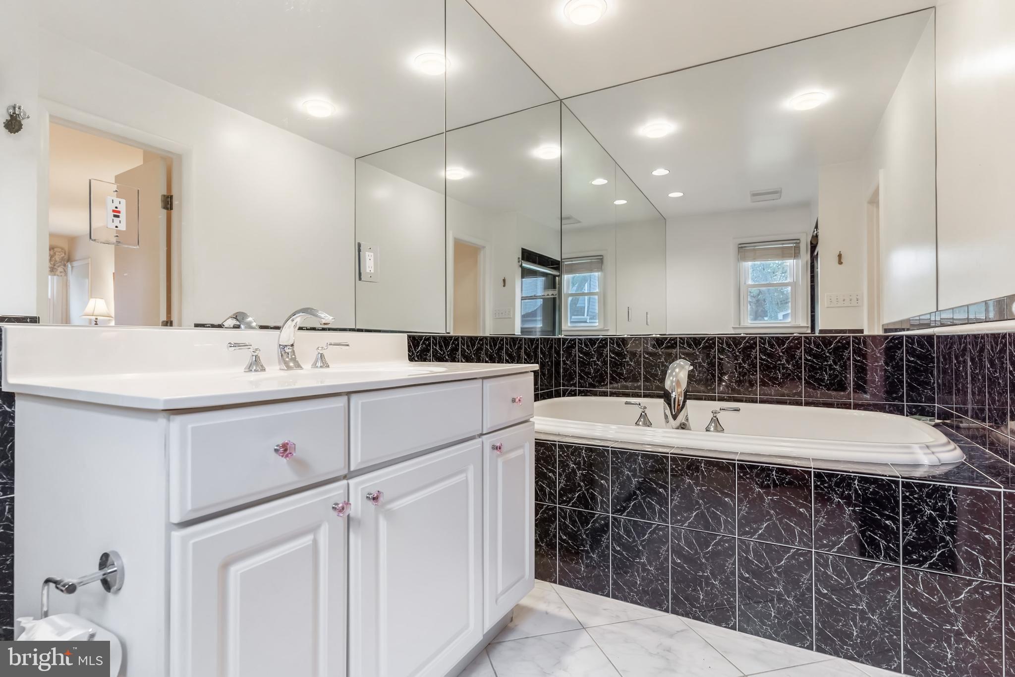 11810 Milbern Drive Potomac, MD 20854 - Photo 23 of 36 Primary Bathroom