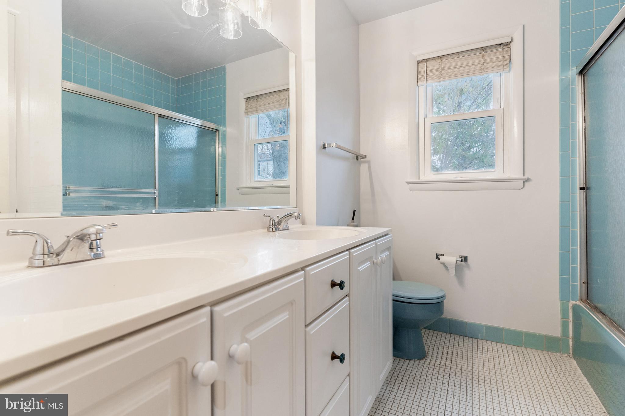 11810 Milbern Drive Potomac, MD 20854 - Photo 27 of 36 Hall Full Bath