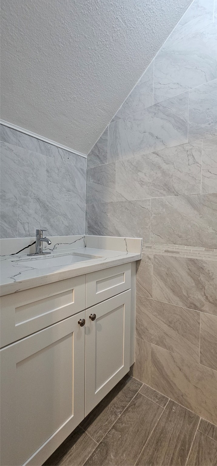 811 Knights Bridge Lane, Unit A Webster, TX 77058 - Photo 2 of 11 a view of a sink