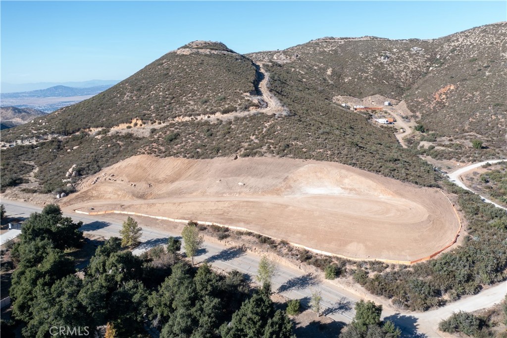 47066 Twin Pines Road Banning, CA 92220 - Photo 10 of 19 a view of a dry yard with green space