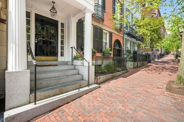 a view of a entrance door of the house