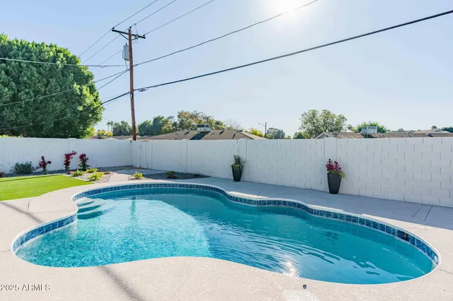 a picture of a table and chairs in the room