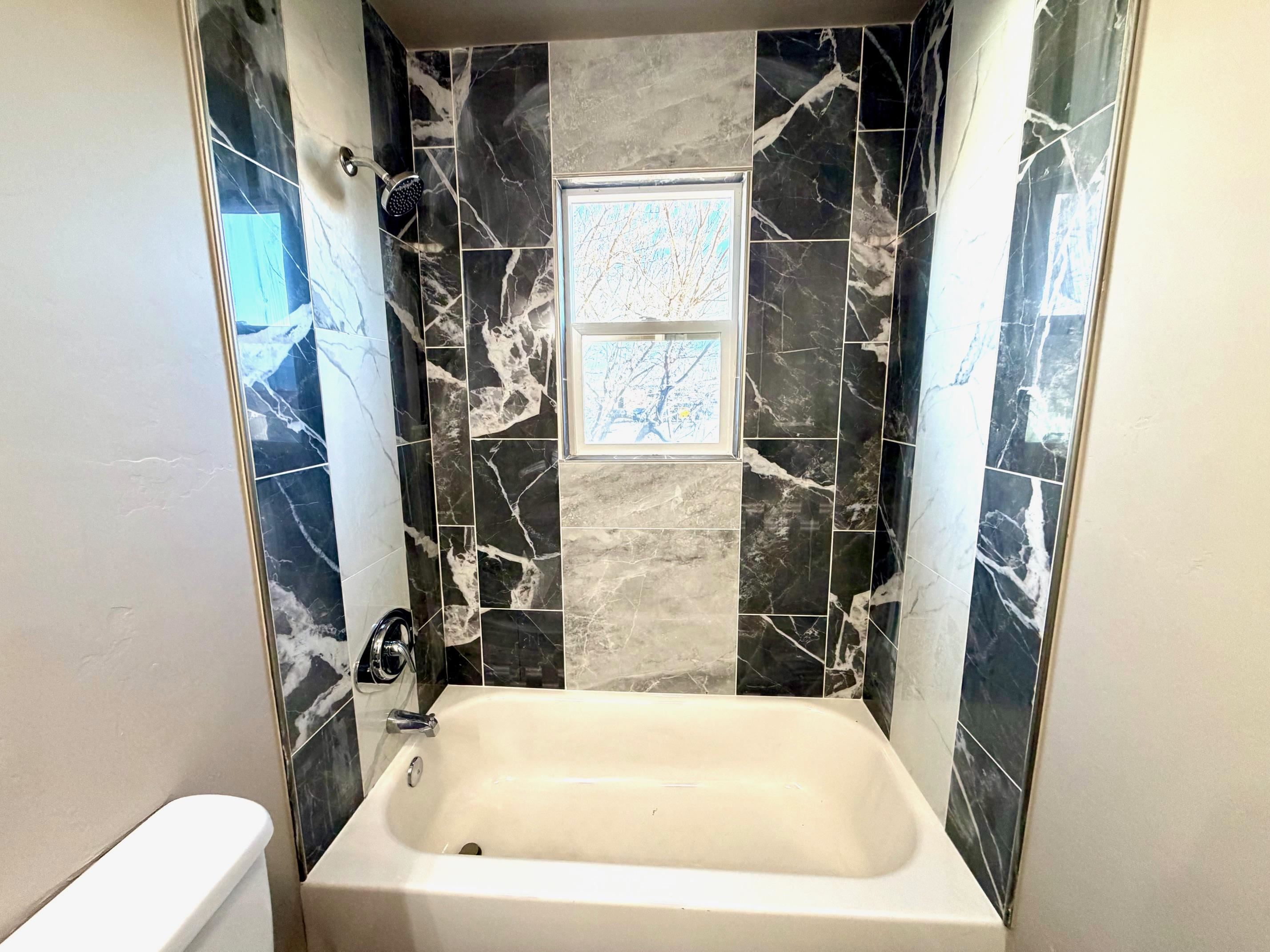 558 1/2 31 3/4 Road Grand Junction, CO 81504 - Photo 18 of 25 a bathroom with a bathtub