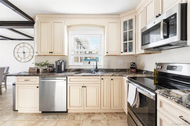 $599,000 | 14 Bayside Avenue, Medford, NY 11763