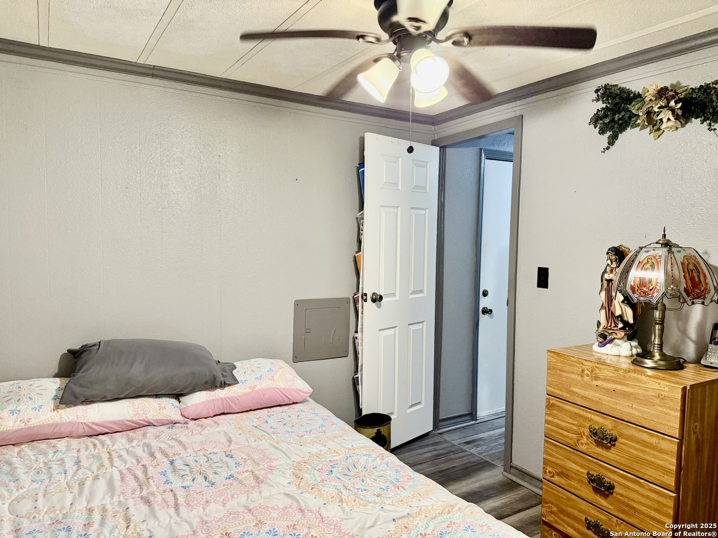 508 East Thornton Street Three Rivers, TX 78071 - Photo 11 of 17 a bedroom with a bed and a chandelier